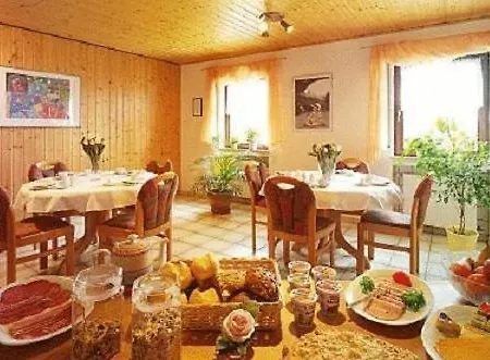 بيت ضيافة Gaestehaus Spross 4*